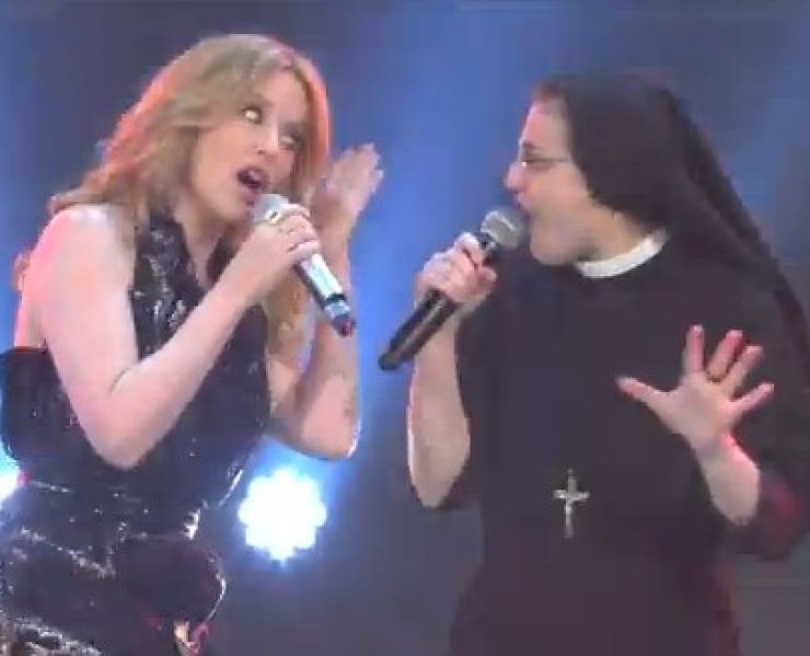 The Voice: Το ντουέτο της καλόγριας με την Κάιλι Μινόγκ! [βίντεο]