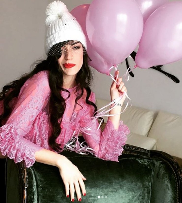 Ήβη Αδάμου: Δείτε την με κόκκινο sexy φόρεμα πάνω στη σκηνή με τη φουσκωμένη της κοιλίτσα να φαίνεται