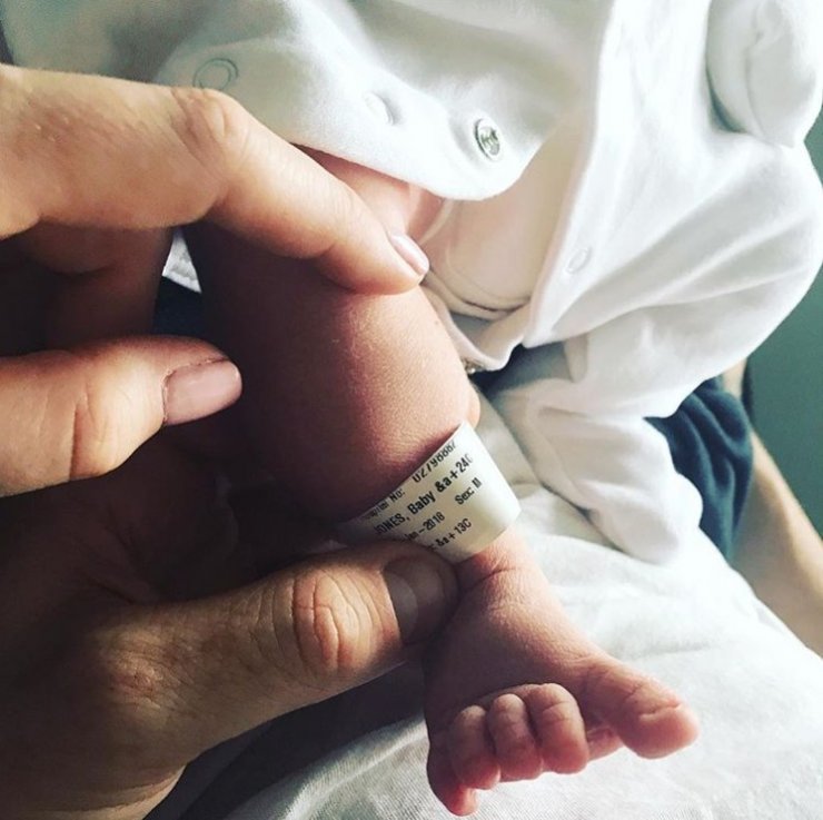 Παίσγνωστο μοντέλο ποστάρει φωτογραφία της λίγες ώρες μετά τη γέννηση του γιου της