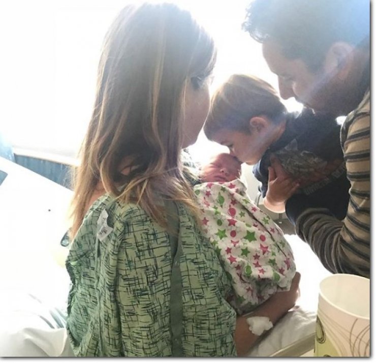 Γνωστή τραγουδίστρια γέννησε και το ανακοίνωσε στο instagram