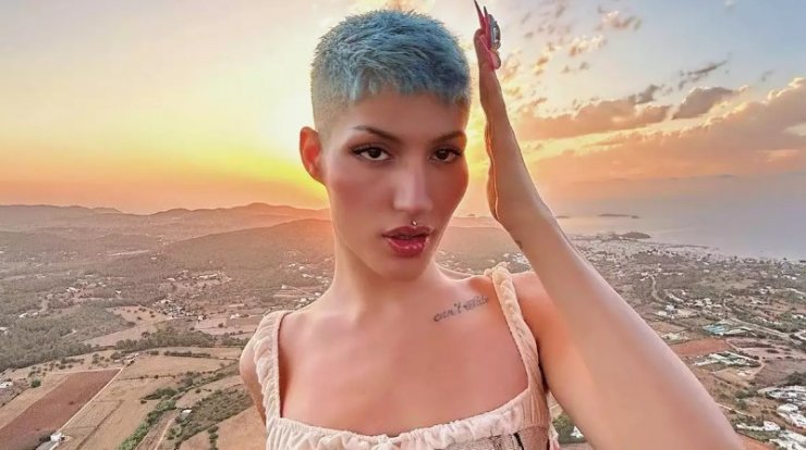 Θέμης Κανέλλος: Έβαλε τη φούστα του και πήγε να παραλάβει το χαρτί απαλλαγής από τον στρατό [βίντεο]