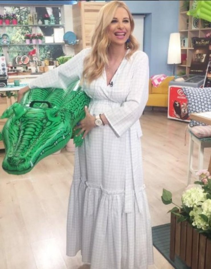 Χριστιάνα Αριστοτέλους: Δείτε την με ολόσωμο μαγιό στην παραλία στον έβδομo μήνα της εγκυμοσύνης της