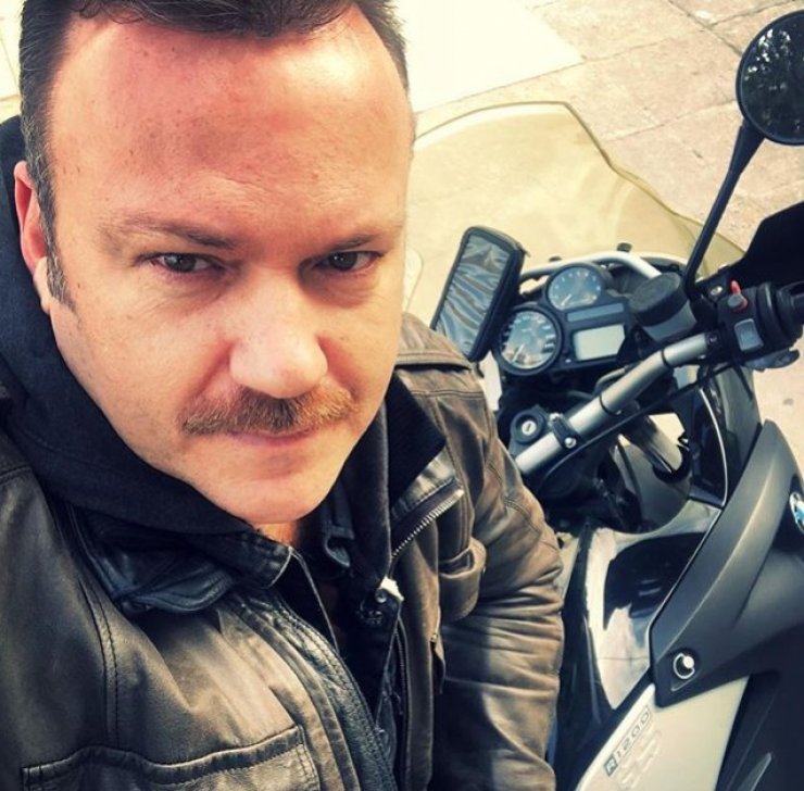 Τόνυ Δημητρίου: Τον τσάκωσαν οι φωτογράφοι με τη σύντροφό του σε νυχτερινή τους έξοδο στην Αθήνα