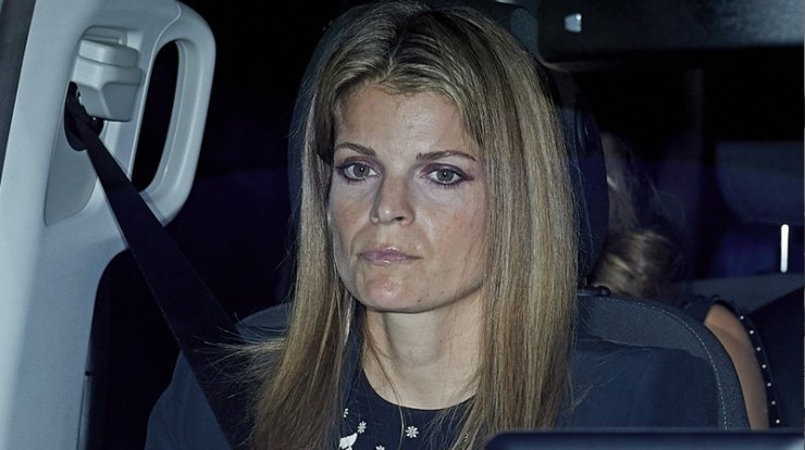 Αθηνά Ωνάση: Mόλις έφθασε στην Ελλάδα - Έβαλε μαντήλι για να καλύψει το πρόσωπό της [βίντεο]