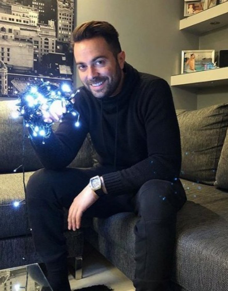 Ηλίας Βρεττός: Η πρώτη του φωτογραφία μέσα από το νοσοκομείο και η παράκληση του τραγουδιστή