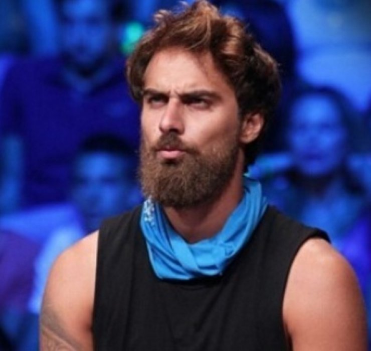 Μάριος Πρίαμος: Επέστρεψε στην Κύπρο! Χαμός στο αεροδρόμιο από τους θαυμαστές του που τον περίμεναν 