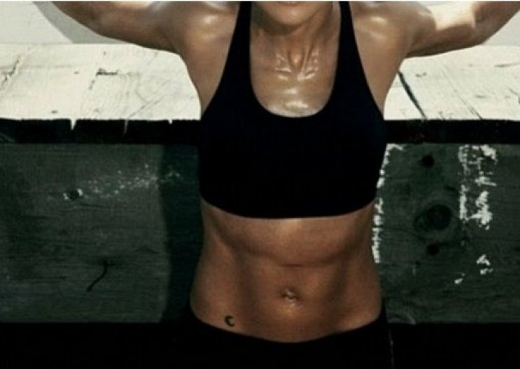 Γέννησε πριν τρεις μήνες γέννησε δίδυμα και τώρα έχει αυτούς τους κοιλιακούς