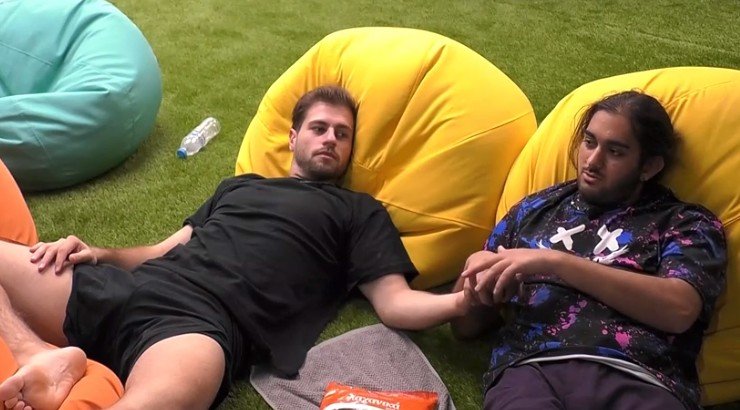 Fame Story: Ο Nicky εκδηλώνεται ερωτικά στον Σωτήρη κρατώντας του το χέρι