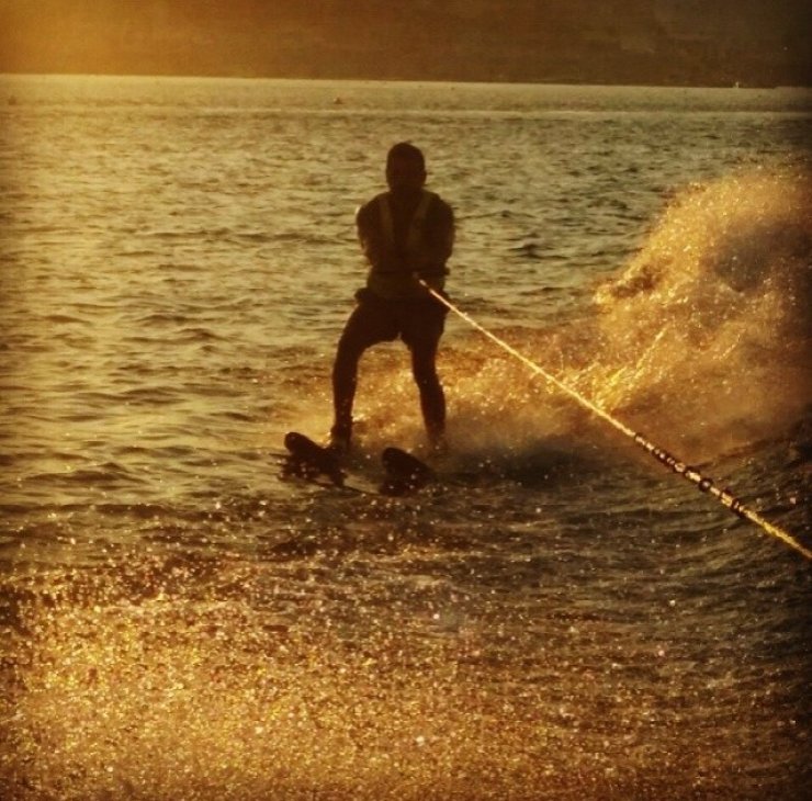 Ήρθαν και οι πρώτες δημόσιες αγκαλιές και τρυφερές στιγμές για hot Κύπριο επώνυμο με την ηθοποιό φημολογούμενη σύντροφο του