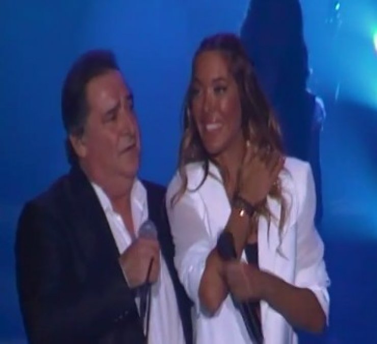 Βασίλης Καρράς: Λυγίζει επι σκηνής και βάζει τα κλάματα