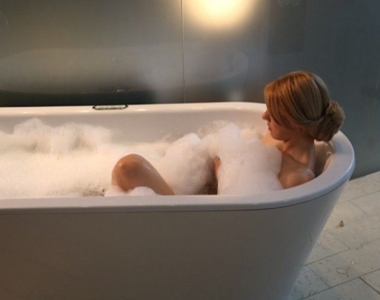 Ποια Κυπρια βρέθηκε γυμνή στην μπανιέρα όπως έκανε η Ζέτα Μακρυπούλια στο trailer του Just the 2 of us;