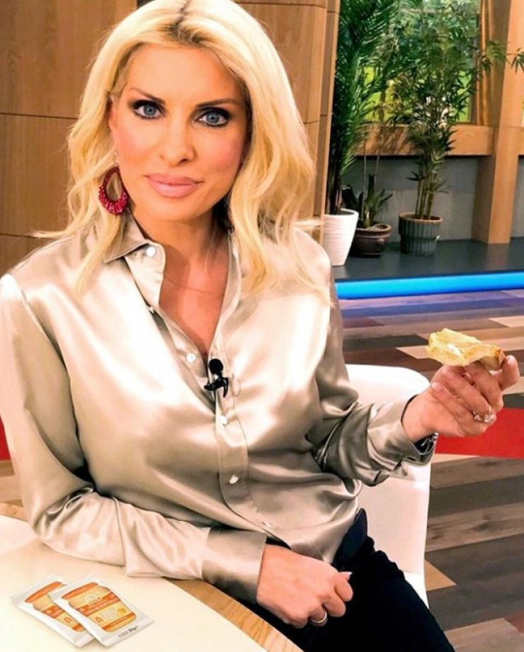 Ελένη Μενεγάκη: Συνεχίζει να μας δείχνει με αναρτήσεις της στο instagram άγνωστες γωνιές του σπιτιού της