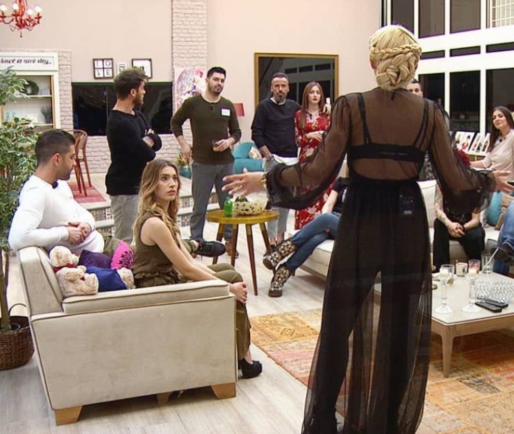 "Power of Love":  Εσπευσμένα στο νοσοκομείο παίκτης του reality! 