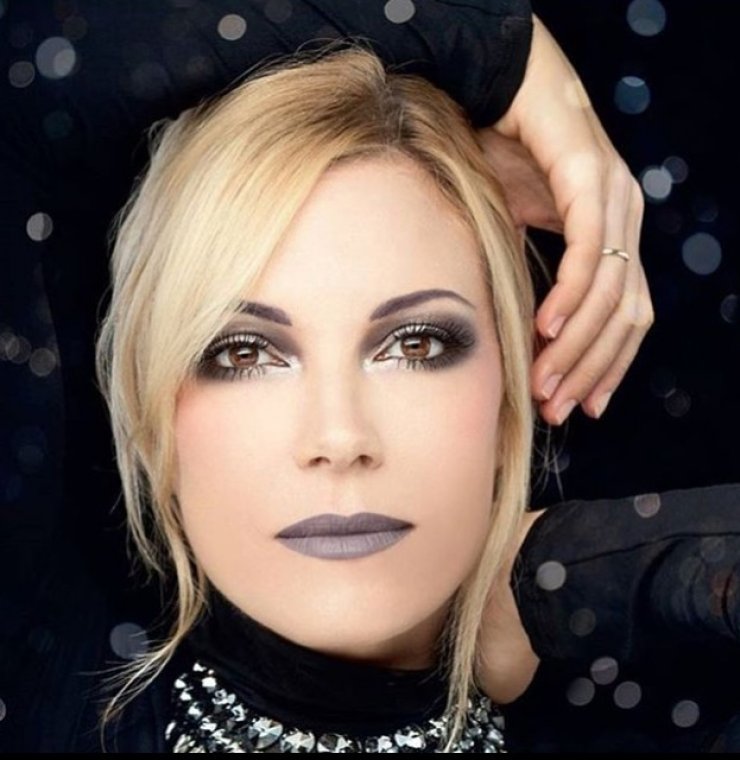 Αυτή η εμφάνιση της Βίκυς Καγιά θα σε πείσει πως ο πιο απλός συνδυασμός είναι και ο πιο στιλάτος