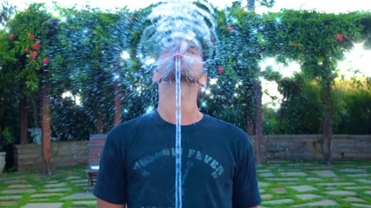 Ελληνας τραγουδιστής και ηθοποιός αποκάλυψε πως κακοποιήθηκε σεξουαλικά από τη babysitter του