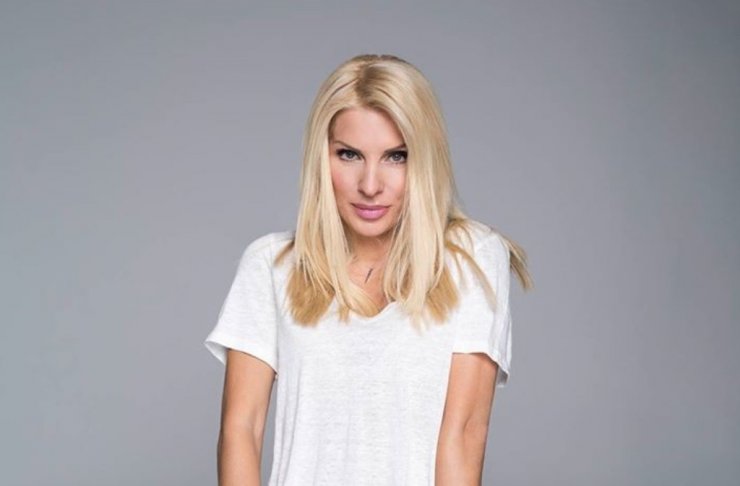 Η Ελένη Μενεγάκη σου δείχνει πως να φορέσεις το χρώμα της σεζόν