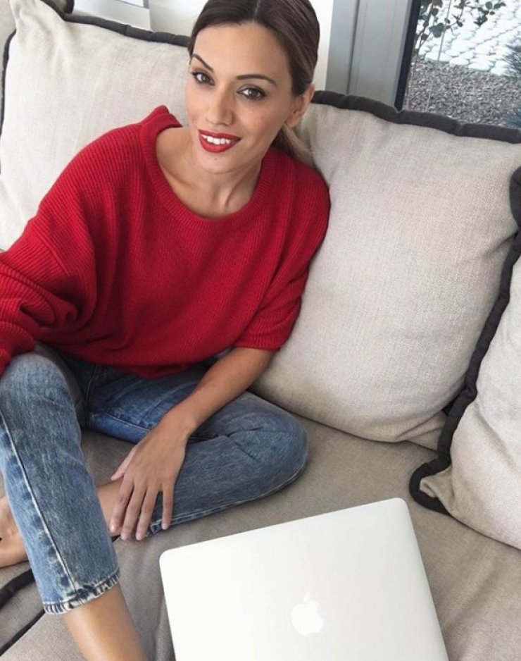 Η Εβελίνα Κυράστα απαντά για την ωραιότερη έκπληξη που της έκανε ο σύζυγός της Μιχάλης Κωνσταντίνου και σε ακόμη 9 ερωτήσεις