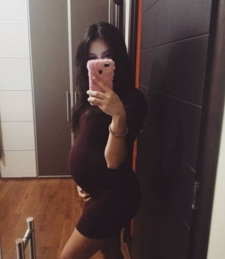 Επώνυμη Ελληνίδα μας δείχνει τη φουσκωμένη της κοιλίτσα λίγο πριν να γεννήσει