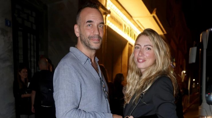 Μουζουράκης - Κόζαρη: Το φόντο στο smart watch αγκαλιά με την ενάμιση μήνα μπέμπα τους [εικόνες]