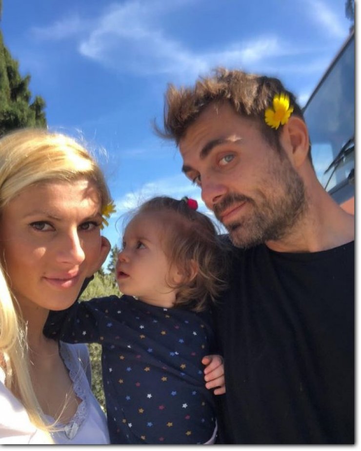 Όλγα Πηλιάκη: Τι απαντά στα αρνητικά σχόλια για τη γυμνή φωτογραφία στη μπανιέρα μαζί με την κόρη της