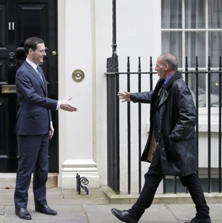 Τι απαντά η σύζυγός του Γιάνη Βαρουφάκη για την εμφάνιση του στο Λονδίνο που σχολιάστηκε αρνητικά