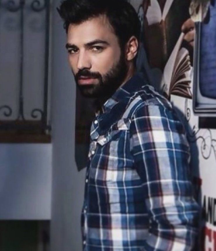 Ανδρέας Γεωργίου: Δείτε τον να φοράει τα νέα t-shirts της Έφης Παπαϊωάννου