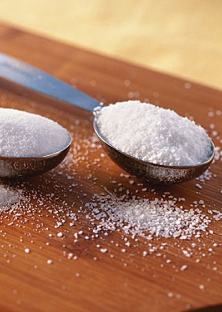 Πότε πρέπει να χρησιμοποιούμε ζάχαρη και πότε αλάτι στα σπιτικά scrub μας