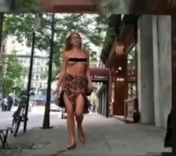 Γυμνόστηθη διαμαρτυρία κατά του instagram από την κόρη της Ντέμι Μουρ