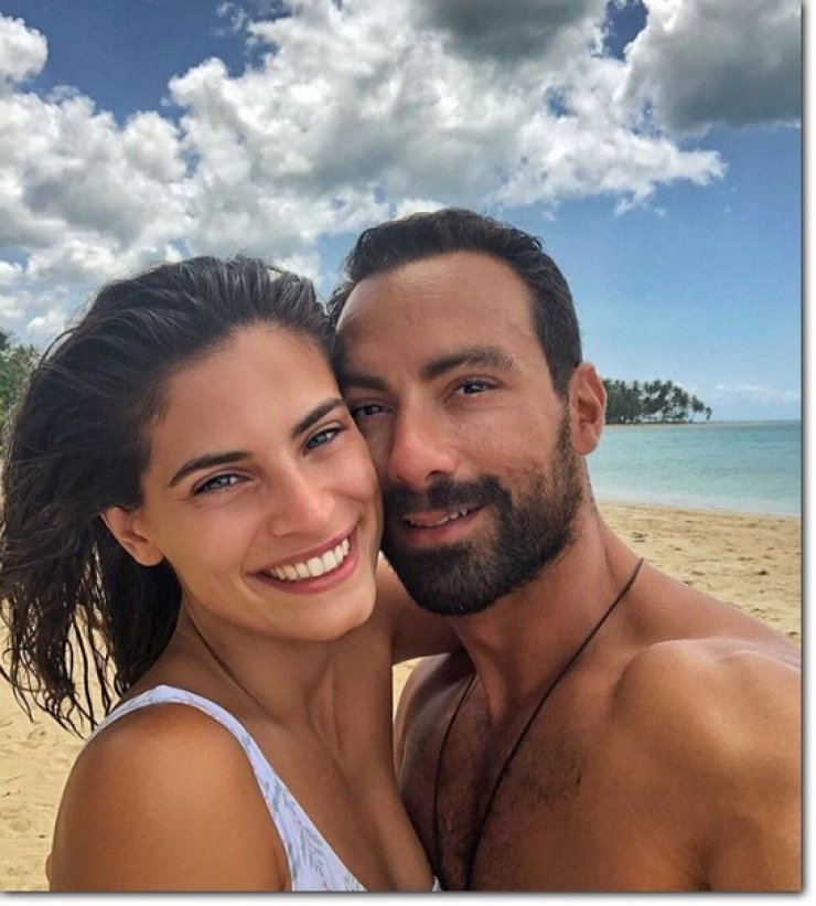 Σάκης Τανιμανίδης: Δείτε τι αποκάλυψε για το νυφικό της Χριστίνας Μπόμπα