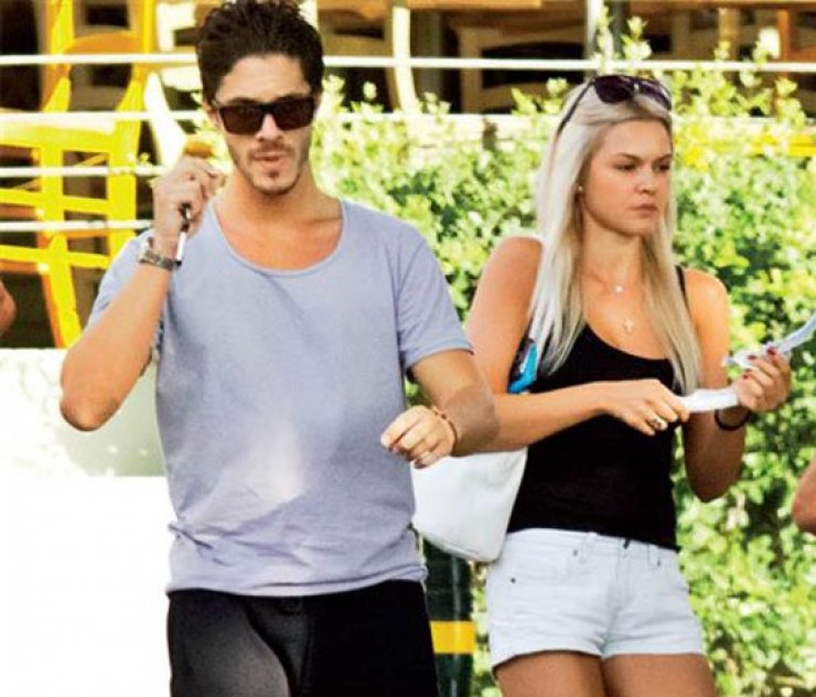 H τούρτα-έκπληξη της Βίκυς Κάβουρα για τα γενέθλια του Οικονομόπουλου!