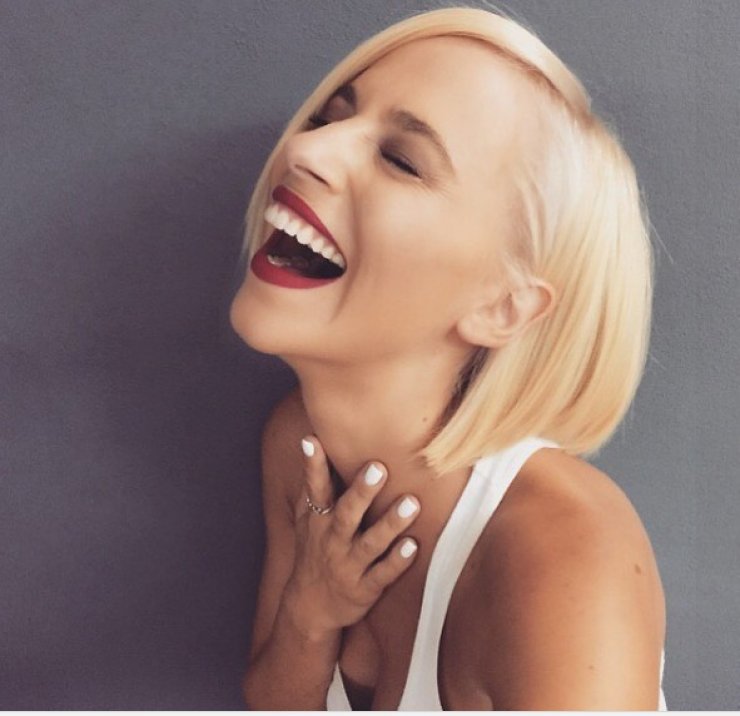 Δείτε ολόγυμνη στην μπανιέρα τη Νάντια Μπουλέ σε ολόσωμη φωτογραφία