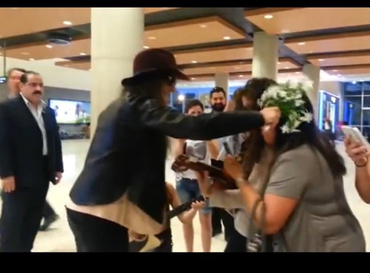 Γιατί η Άννα Βίσση χτυπά θαυμάστριά της στο αεροδρόμιο Λάρνακας; [βίντεο]