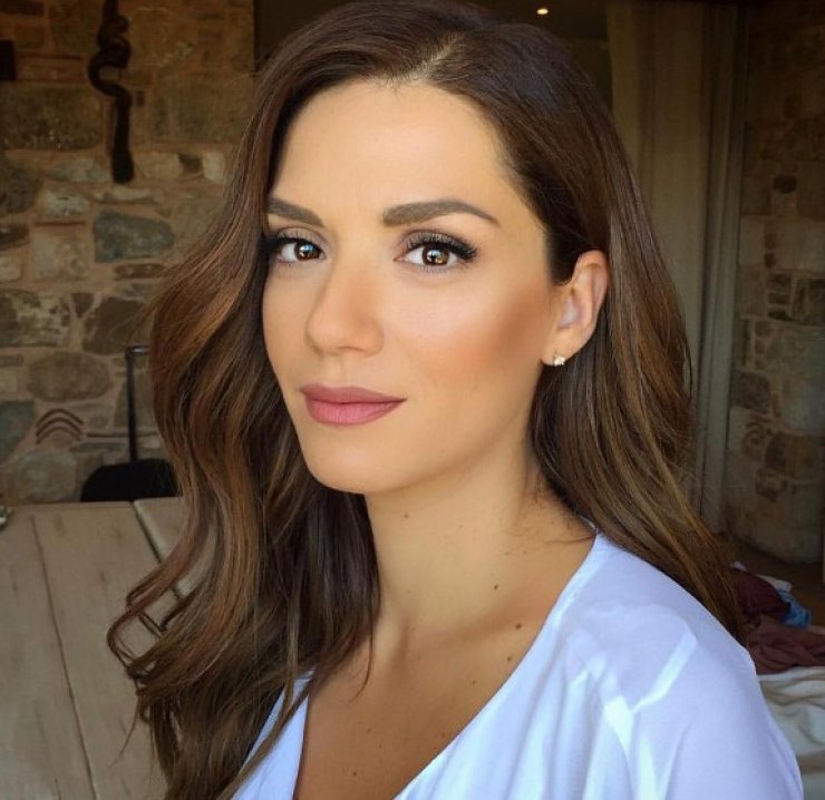 Η πρώτη τηλεοπτική εμφάνιση της Βάσως Λασκαράκη μετά την ανακοίνωση του διαζυγίου της με το Γιάννη Τσιμιτσέλη