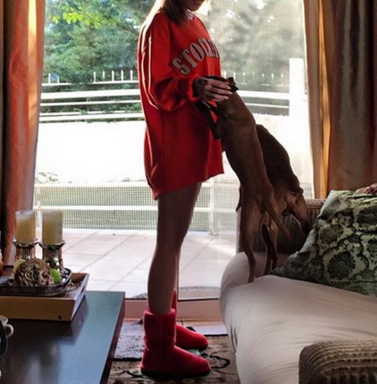 Επώνυμη Κύπρια φορά μόνο τη μπλούζα της και αναστατώνει τους φίλους της!