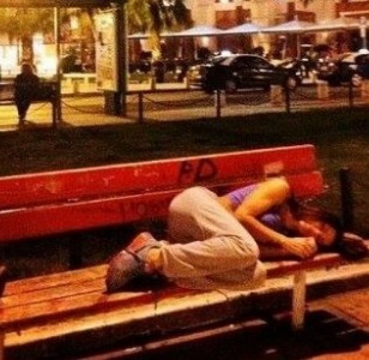 Γνωστή Ελληνίδα τραγουδίστρια κοιμάται στο παγκάκι!