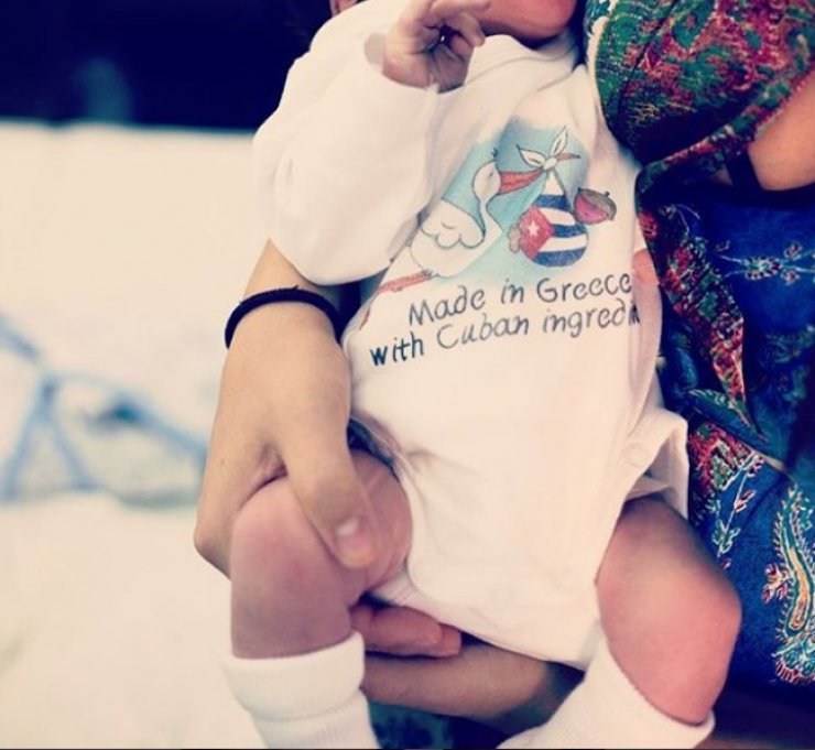 Επώνυμη Ελληνίδα δημοσίευσε την πρώτη φωτογραφία του νεογέννητου μωρού της