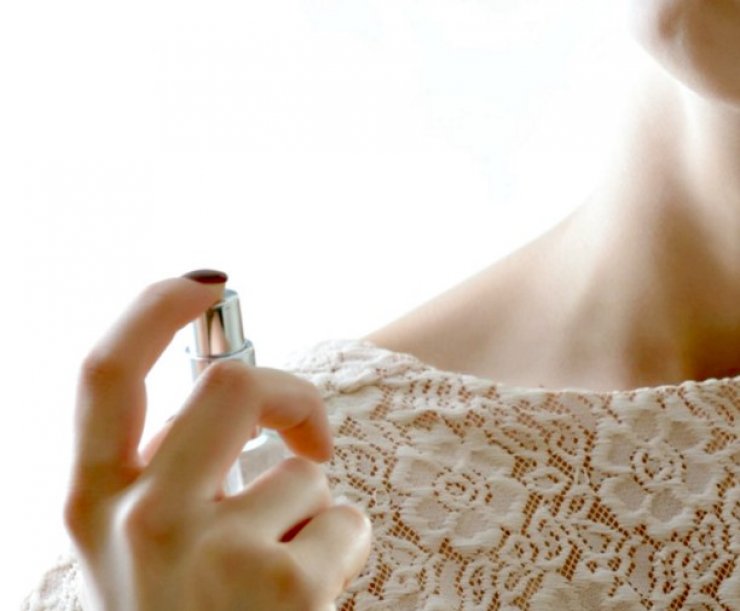 Ψεκάστε το άρωμά σας το πρωί και θα μυρίζετε μέχρι το βράδυ