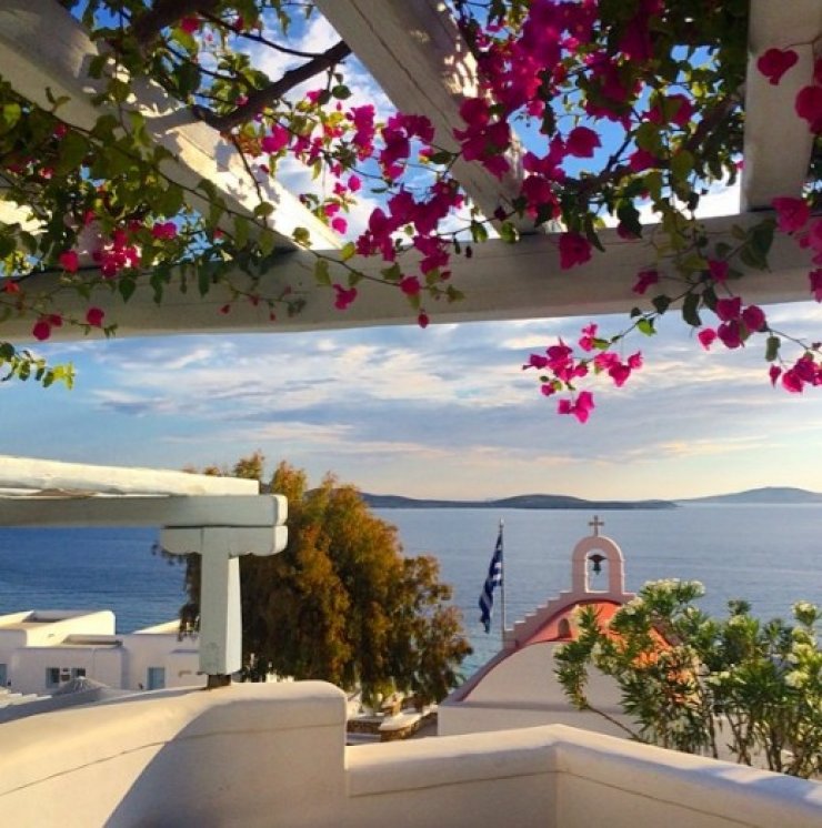 Κύπρια socialite απολαμβάνει τις διακοπές της στην Μύκονο