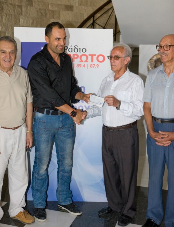 Η τελετή παράδοσης της επιταγής από τα έσοδα του "Τραγουδώ το νησί μου" από το Ράδιο Πρώτο... 