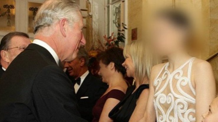 Γνωστή τραγουδίστρια εμφανίστηκε χωρίς σουτιέν μπροστά στον Κάρολο