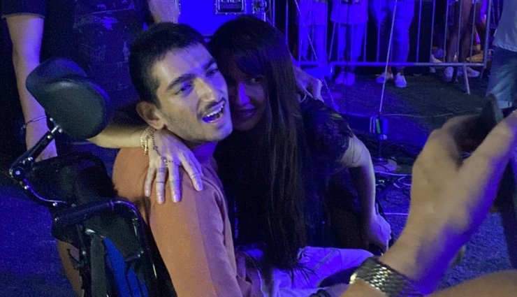 Πάολα: Τραγούδησε σε νεαρό με τετραπληγία σε συναυλία της στο Δάλι και συγκίνησε όλους