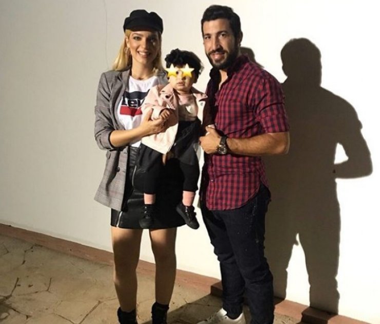 Πόσο χαριτωμένο: Δείτε την μικρή Αργυρώ να χειροκροτεί τον μπαμπά της τη στιγμή που βραβεύεται 