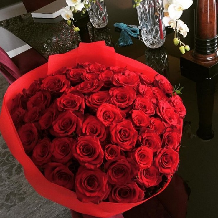 Ποια επώνυμη έλαβε δώρο αυτή την ανθοδέσμη από τον σύζυγό της;