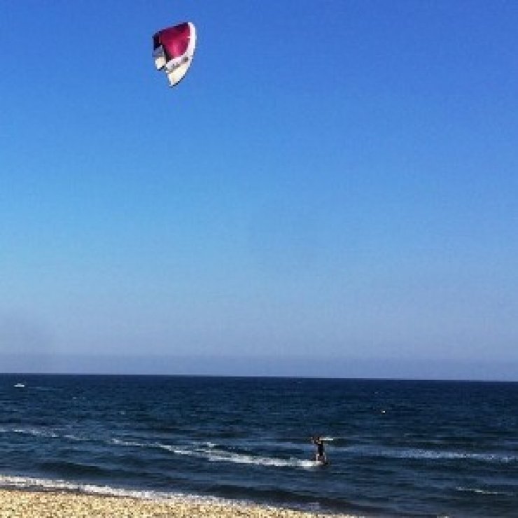 Ποιoς Κύπριος παρουσιαστής κάνει kitesurfing;