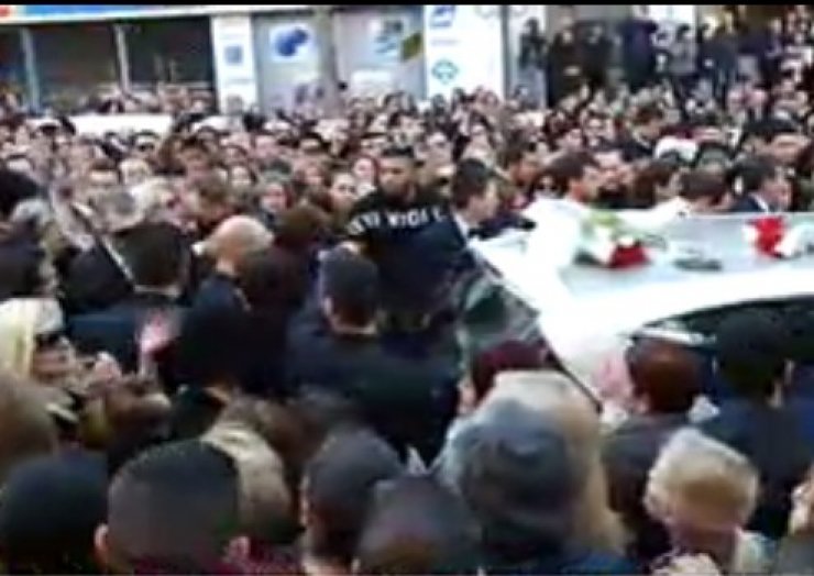 Υποβασταζόμενη η μητέρα του Παντελή ακολουθεί την πομπή