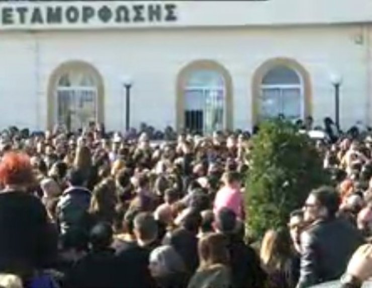 Δείτε live όσα συμβαίνουν στo νεκροταφείο