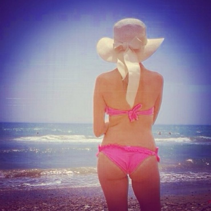 Κύπρια ηθοποιός μας δείχνει την πίσω όψη της στο πρώτο της μπάνιο στη θάλασσα!