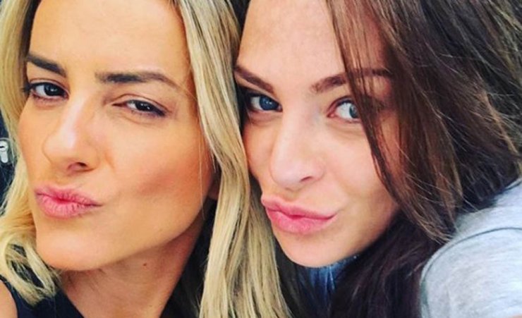 Σε τρελά κέφια! Δείτε την Έφη Παπαϊωάννου και τον Μαξ Τρίγκα να χορεύουν με την Υβόννη Μπόσνιακ στο γάμο της!