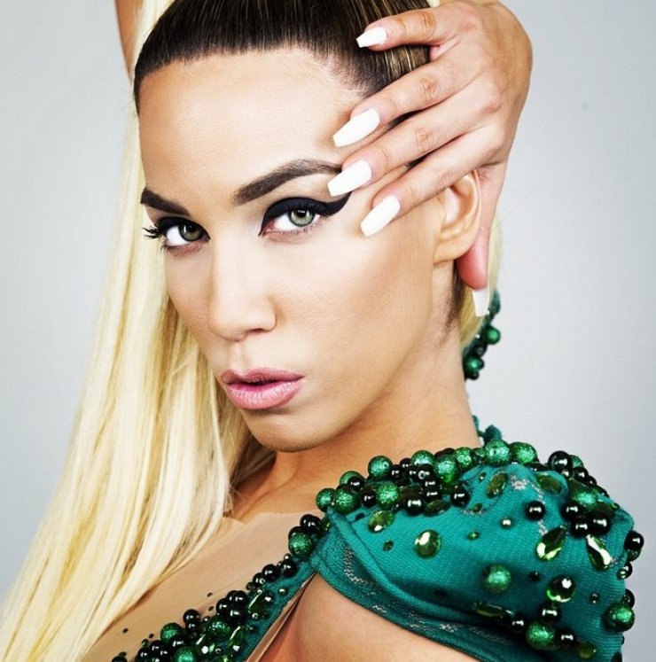 Ποια Κύπρια σχεδιάστρια έντυσε τη καυτή Κατερίνα Στικούδη στο νέο της κλιπ