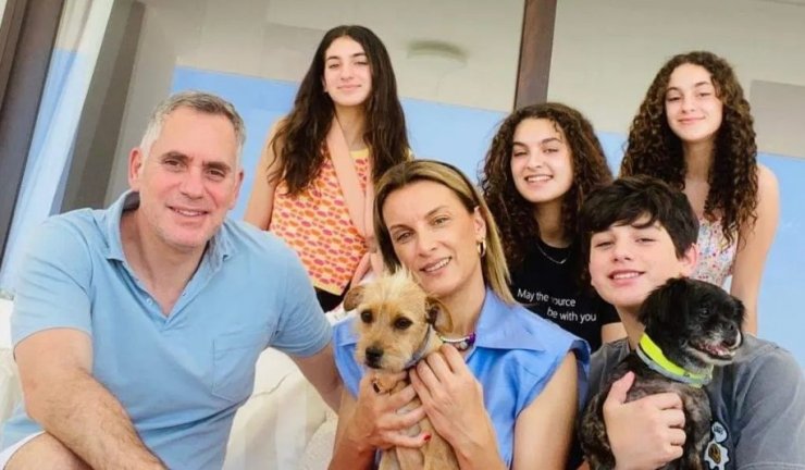 Νικόλας και Γιώτα Παπαδοπούλου: Η συγκινητική εικόνα με τα 4 παιδιά τους για την πρώτη μέρα στο σχολείο